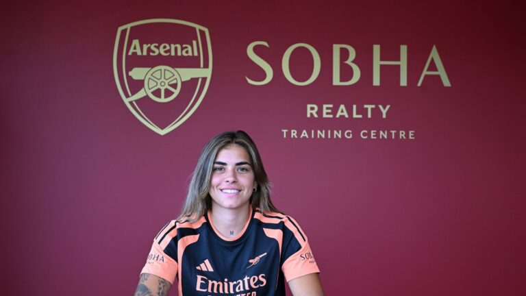 Misa Rodriguez portant le maillot d'Arsenal lors de sa presentation officielle.