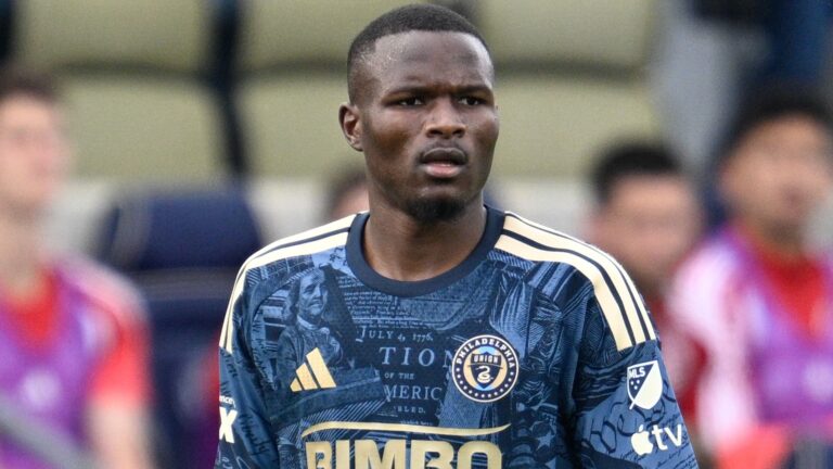 Olwethu Makhanya en tenue des Rangers lors de sa présentation officielle