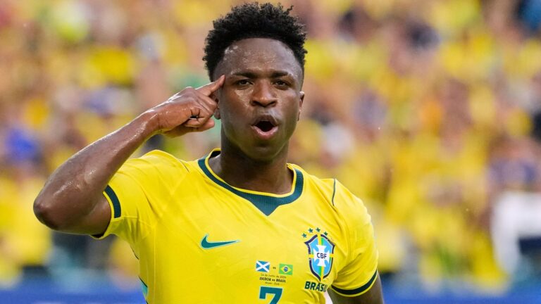 Vinicius Junior en discussion avec Mikel Arteta pour un transfert à Arsenal