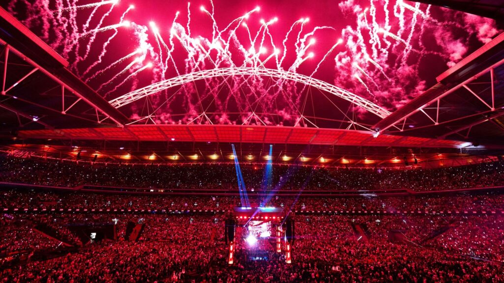 Wembley Stadium sous les projecteurs nocturnes.