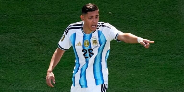 Nahuel Molina en tenue de la Roma célébrant un but en Serie A