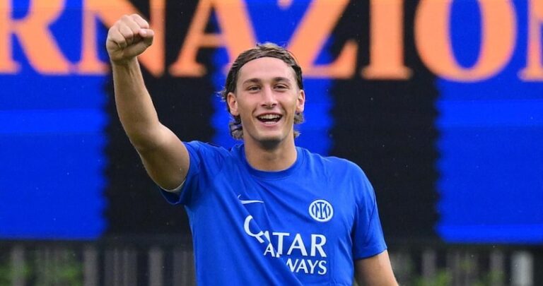 Pio Esposito en tenue de l’Inter Milan célébrant un but lors d’un match de Serie A