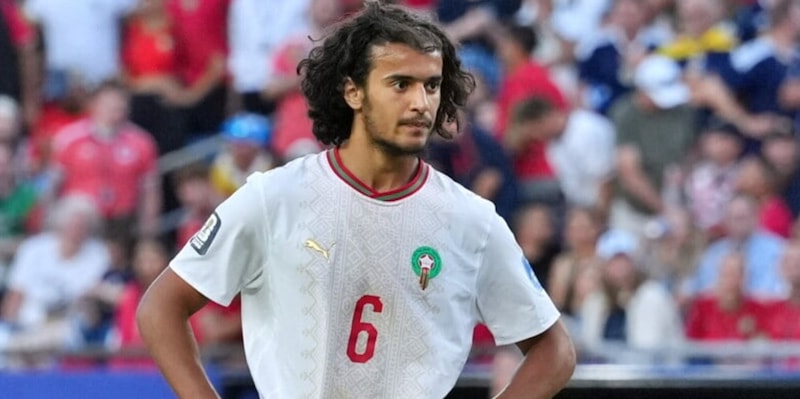 Amine Adli en action avec le maillot de Manchester City