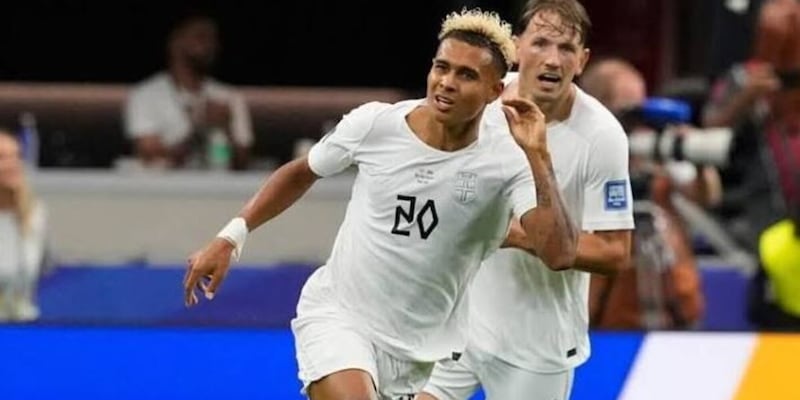 Kenan Yildiz en duel avec un défenseur de la Juventus