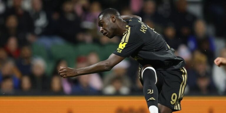 Randal Kolo Muani en tenue de la Juventus célébrant son transfert au Allianz Stadium
