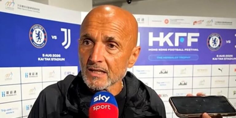 Khephren Thuram en tenue de la Juventus lors de sa présentation officielle à l'Allianz Stadium