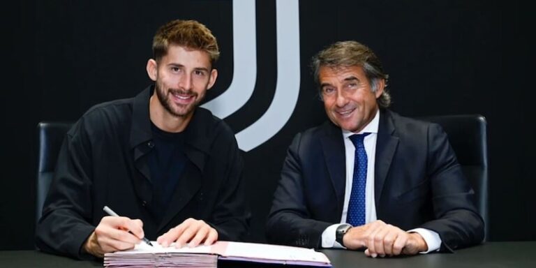 Guglielmo Vicario en tenue de la Juventus lors de sa présentation officielle