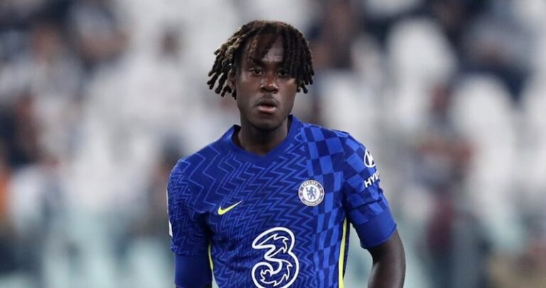 Trevoh Chalobah en tenue de la Juventus lors de sa présentation officielle