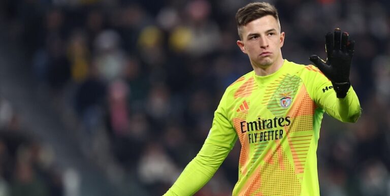 Anatoliy Trubin en action avec le Benfica lors d’un match de Ligue des Champions