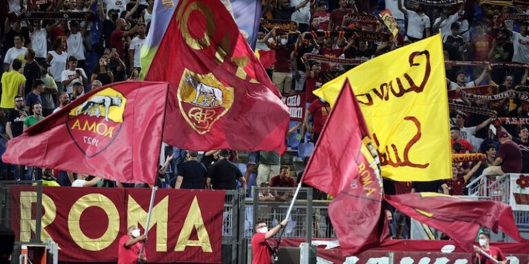 Supporters de la AS Roma célébrant l’achat de leur abonnement pour la saison 2024-25