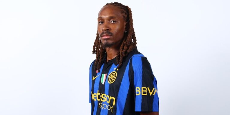 Malcom en tenue de l'Inter Milan lors de sa présentation officielle à San Siro