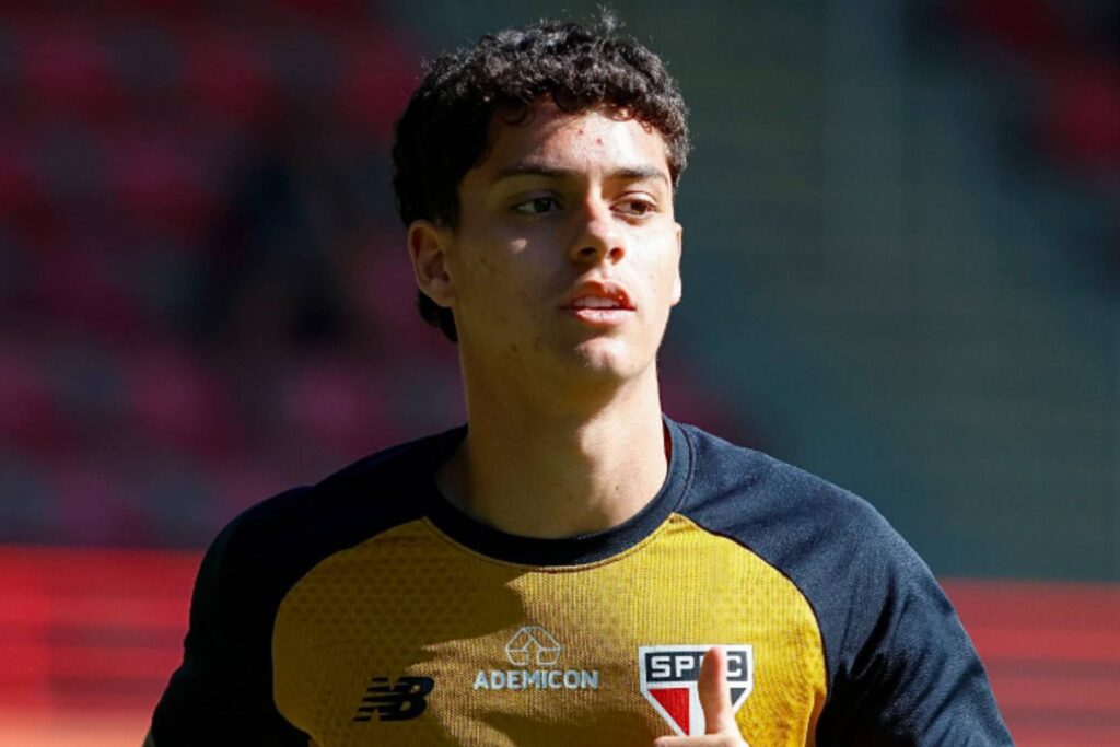 Jeune footballeur brésilien Lucca avec une fracture de la mandibule après un accident de voiture