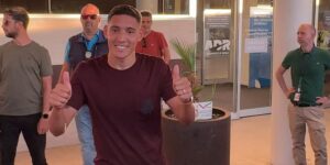 Cristian Romero en tenue de l'AS Roma lors de sa présentation