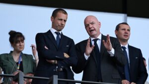 Gianni Infantino lors d'un congrès de la FIFA, entouré de dirigeants de fédérations rebelles