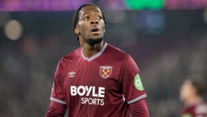 Axel Disasi, défenseur international français, célébrant un but sous le maillot de l'AS Monaco avant son transfert à Crystal Palace.