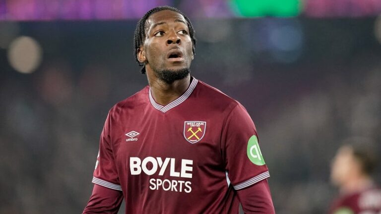 Axel Disasi, défenseur international français, célébrant un but sous le maillot de l'AS Monaco avant son transfert à Crystal Palace.