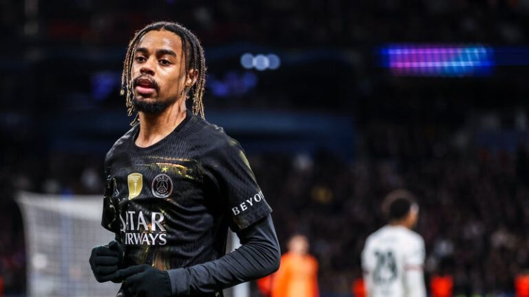 Bradley Barcola maillot PSG célébrant un but