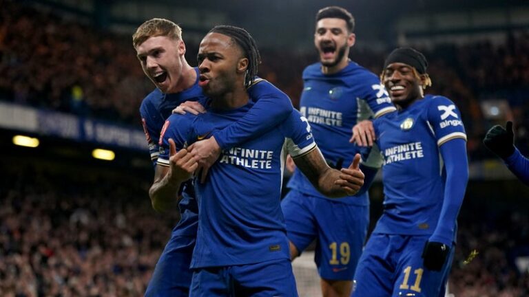Victor Osimhen célébrant un but avec le maillot de Chelsea (image hypothétique)