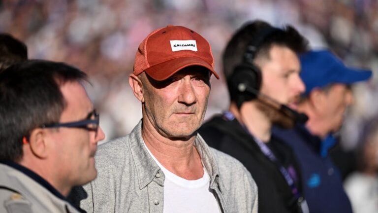 Jean-Michel Larqué et Fabien Barthez discutant d'un match de football