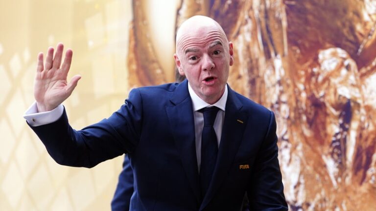 Gianni Infantino, président de la FIFA, sous les projecteurs lors d'une conférence de presse