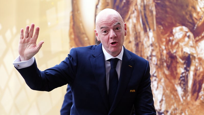 Gianni Infantino, président de la FIFA, sous les projecteurs lors d'une conférence de presse