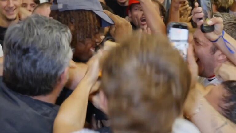 Elye Wahi accueilli par les supporters de l'OGC Nice à l'aéroport