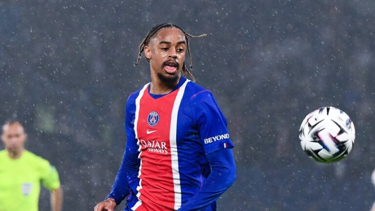 Bradley Barcola sous le maillot du Paris Saint-Germain