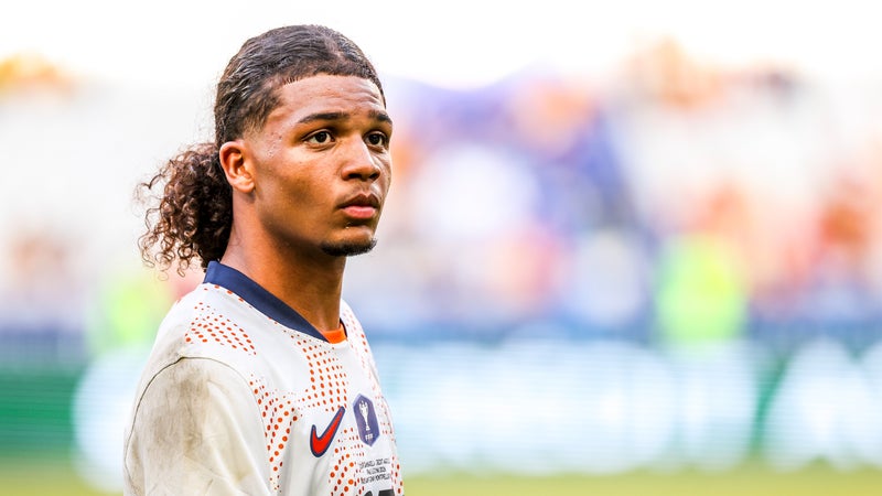 Laciné Megnan-Pavé en discussion avec des recruteurs du PSG