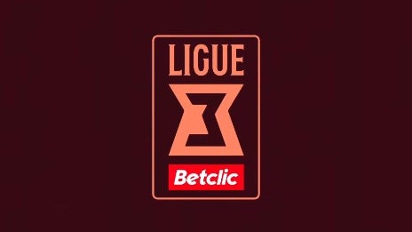 Terrain de football de Ligue 3 avec le logo du Football Video Support