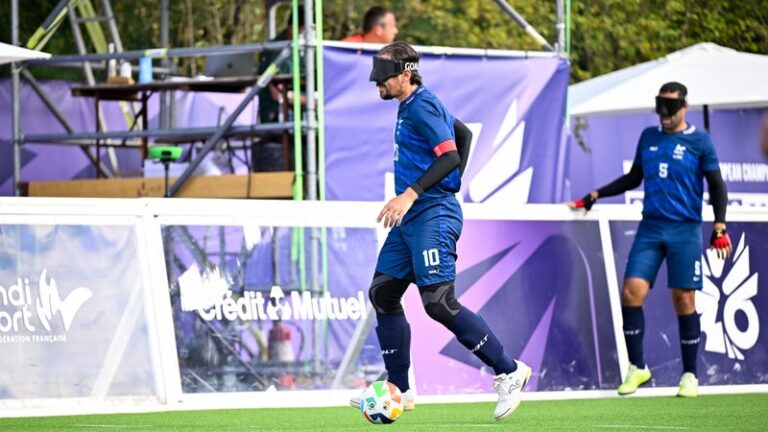 Frédéric Villeroux en action lors de la finale de l'Euro de Cécifoot, dribblant un joueur anglais