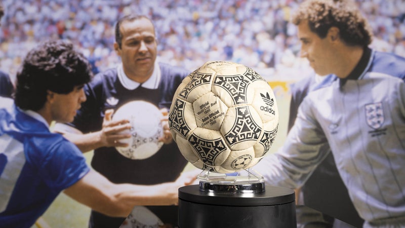 Ballon Maradona : La &lsquo;Main de Dieu&rsquo; Vendu pour près de 2,8 Millions d&rsquo;Euros aux Enchères