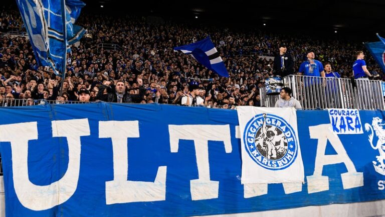 Ultras de Strasbourg déployant un tifo géant contre BlueCo avant un match de Ligue 1