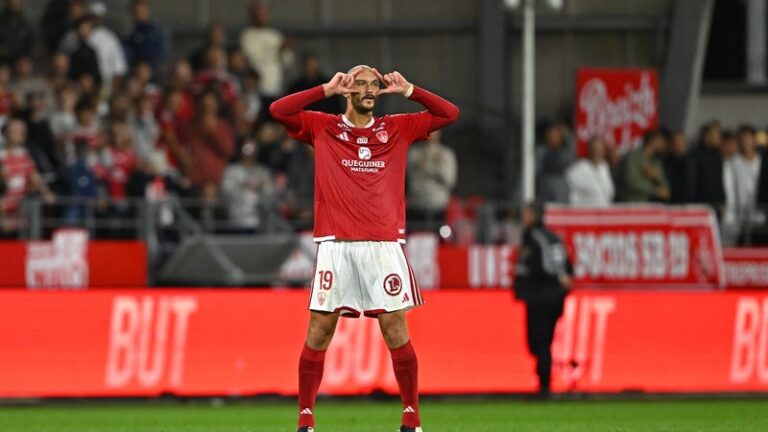 Ludovic Ajorque célébrant son but égalisateur pour Brest avec ses coéquipiers
