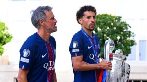 Luis Enrique et les joueurs du PSG célébrant une victoire en Ligue des champions