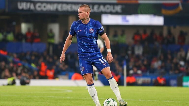 Mykhaïlo Mudryk en entraînement avec Chelsea après sa suspension pour dopage