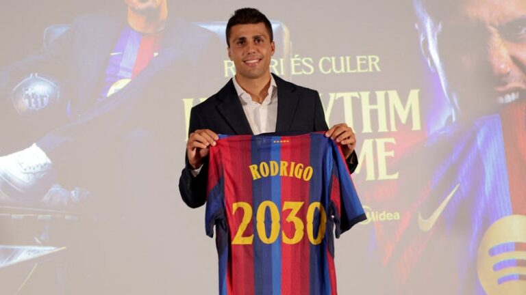 Rodri en tenue du FC Barcelone lors de sa présentation officielle