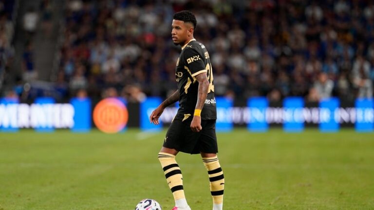 Savinho maillot Tottenham poing levé
