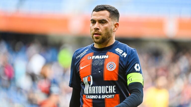 Téji Savanier en tenue du FC Metz lors de sa présentation officielle