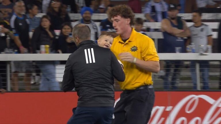 Bébé sur terrain de football MLS