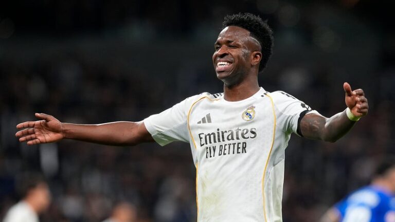 Vinicius Junior célébrant un but avec le Real Madrid au stade Santiago Bernabéu
