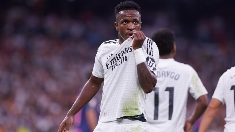Vinicius Junior célébrant un but important au Santiago Bernabéu