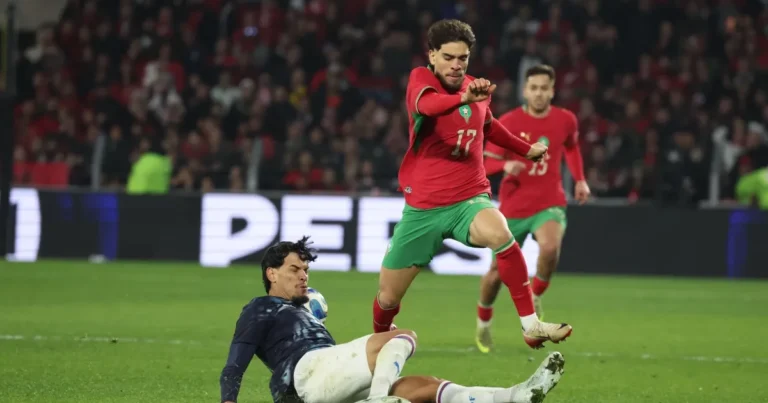 L'équipe nationale du Maroc célébrant un but lors d'un match de qualification pour la Coupe du Monde 2026