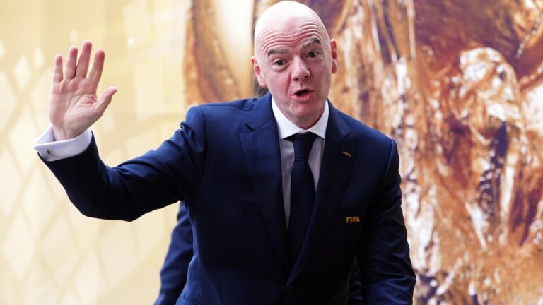 Logos UEFA et FIFA face à face, symbolisant le conflit