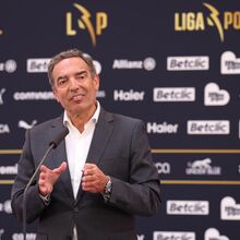 Kylian Mbappé en tenue du Real Madrid lors de la signature de son contrat historique