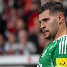 Bruno Guimarães en tenue d'Arsenal lors de sa présentation à l'Emirates Stadium
