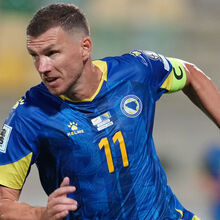 Edin Džeko en tenue du Schalke 04 au Veltins-Arena
