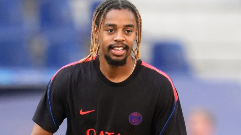Bradley Barcola dans le maillot de Liverpool, célébrant un but