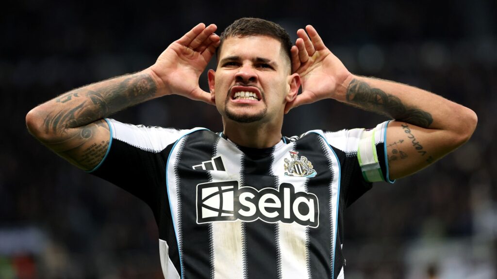 Bruno Guimarães en duel avec un adversaire lors d'un match de Premier League