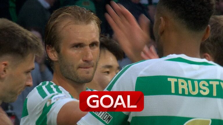 Benjamin Nygren célébre son but pour le Celtic après une passe de Kieran Tierney