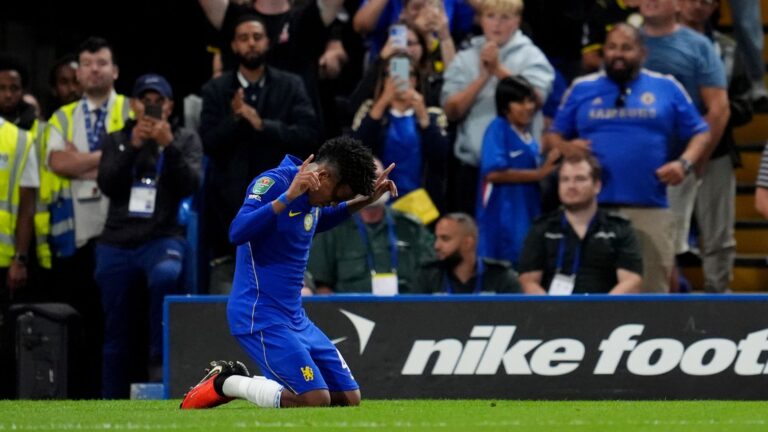 Les joueurs de Chelsea célèbrent un but lors du match contre Luton Town.